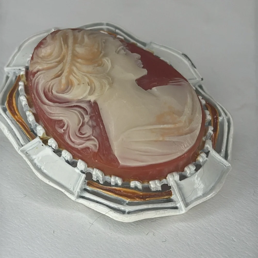 Elegant Cameo Brooch White Resin‎ Pin Vintage Vibes Jewelry Accessory VTG